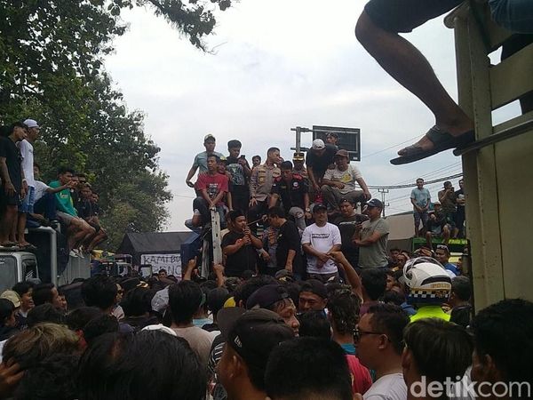 Bejibun Truk Blokade Pantura Alas Roban Batang Tolak Zero ODOL