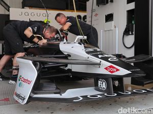 Jakarta Panas! Mobil Formula E Dikasih Es Batu Biar Baterai Tak Overheat Jakarta Panas! Mobil Formula E Dikasih Es Batu Biar Baterai Tak Overheat