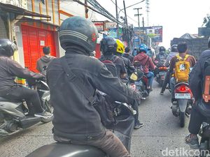 Perjuangan Warga Menembus Macet di Jalan Bojongsoang Bandung