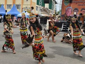 Tari Burung Enggang Khas Dayak: Asal-usul, Konsep, dan Filosofinya Tari Burung Enggang Khas Dayak: Asal-usul, Konsep, dan Filosofinya