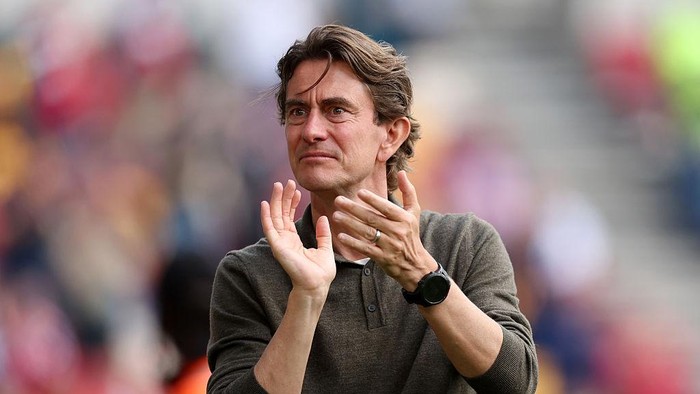 Thomas Frank BRENTFORD, ENGLAND - MAY 18: Thomas Frank, Manager of Brentford, acknowledges the fans after the Premier League match between Brentford FC and Fulham FC at Gtech Community Stadium on May 18, 2025 in Brentford, England. (Photo by Alex Davidson/Getty Images)