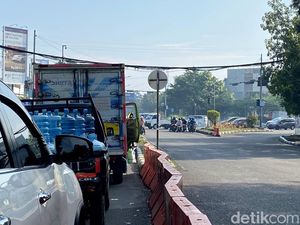 Kelakuan Antik Pengendara di Jalan Soekarno-Hatta Bandung Kelakuan Antik Pengendara di Jalan Soekarno-Hatta Bandung