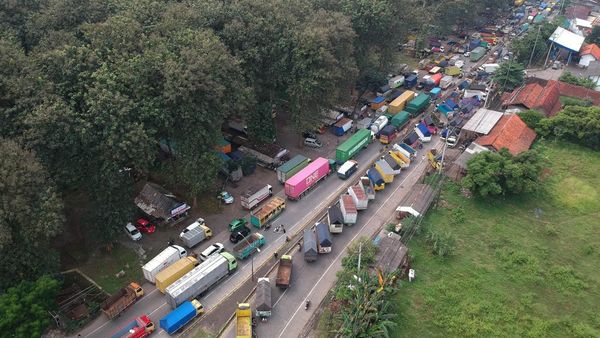 Tolak Aturan ODOL, Sopir Truk Blokir Jalur Pantura