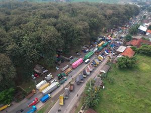 Tolak Aturan ODOL, Sopir Truk Blokir Jalur Pantura Tolak Aturan ODOL, Sopir Truk Blokir Jalur Pantura