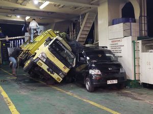 Truk Muatan Pisang Terguling-Timpa Mobil Dalam Kapal di Selat Bali Truk Muatan Pisang Terguling-Timpa Mobil Dalam Kapal di Selat Bali