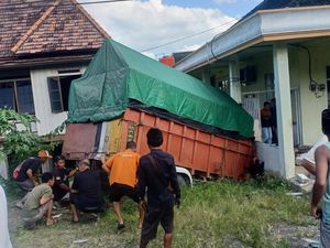 Truk Tabrak Pagar Masjid di Ogan Ilir, Sopir Sempat Terjepit Kabin
