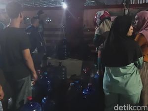 Warga Palembang Antre Air Gratis karena PDAM Masih Mati Warga Palembang Antre Air Gratis karena PDAM Masih Mati