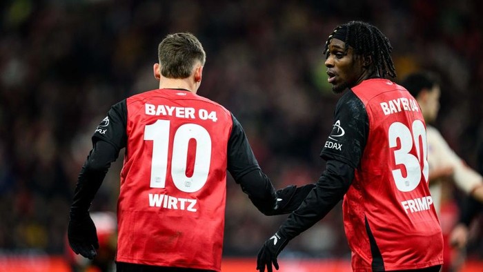 2199162399 LEVERKUSEN, GERMANY - FEBRUARY 15: (L-R) Florian Wirtz and Jeremie Frimpong of Leverkusen during the Bundesliga match between Bayer 04 Leverkusen and FC Bayern München at BayArena on February 15, 2025 in Leverkusen, Germany. (Photo by Jörg Schüler/Bayer 04 Leverkusen via Getty Images)
