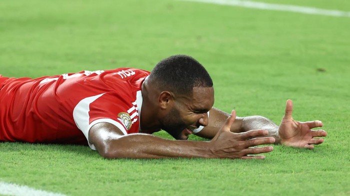2220459133 MIAMI GARDENS, FL - JUNE 20: Bayern Munich Defender Jonathan Tah (4) reacts to a lack of foul in the first half during the match between FC Bayern Munchen and CA Boca Juniors on Friday, June 20, 2025 at Hard Rock Stadium in Miami Gardens, FL. (Photo by Peter Joneleit/Icon Sportswire via Getty Images)