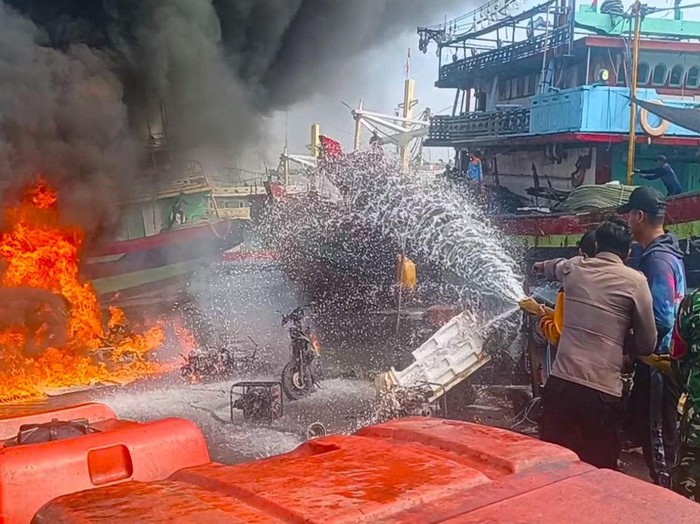 Anggota Polres Tegal Kota dan tim gabungan memadamkan kebakaran ane kapal dan sixteen sepeda motor di Dermaga Pelindo, Jumat (20/6/2025) siang.
