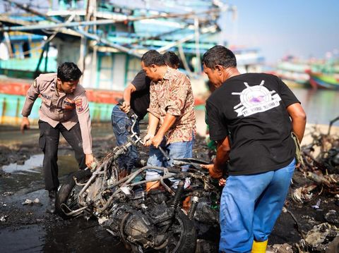 Anggota Polres Tegal Kota dan tim gabungan memadamkan kebakaran ane kapal dan sixteen sepeda motor di Dermaga Pelindo, Jumat (20/6/2025) siang.