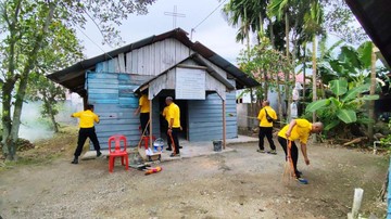 Bakti Religi di Gereja Dumai, Polisi Bersih-bersih dan Berbagi Baksos