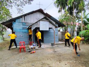 Bakti Religi di Gereja Dumai, Polisi Bersih-bersih dan Berbagi Baksos