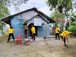 Bakti Religi di Gereja Dumai, Polisi Bersih-bersih dan Berbagi Baksos
