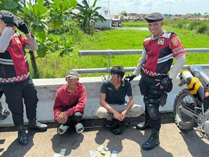 Dua Terduga Pelaku Pungli di Pintu Keluar Tol Keramasan Ditangkap Dua Terduga Pelaku Pungli di Pintu Keluar Tol Keramasan Ditangkap