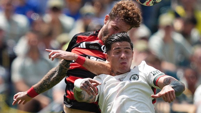 Enzo Fernandez Soccer Football - FIFA Club World Cup - Group D - Flamengo v Chelsea - Lincoln Financial Field, Philadelphia, Pennsylvania, U.S. - June 20, 2025 Flamengos Leo Pereira in action with Chelseas Enzo Fernandez IMAGN IMAGES via Reuters/Kyle Ross