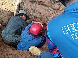 Pekerja Bangunan yang Tertimbun Tanah di Gang Aut Bogor Meninggal Dunia Pekerja Bangunan yang Tertimbun Tanah di Gang Aut Bogor Meninggal Dunia