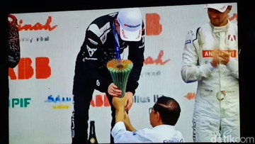 Momen Pramono Serahkan Piala ke Juara Formula E Jakarta Dan Ticktum
