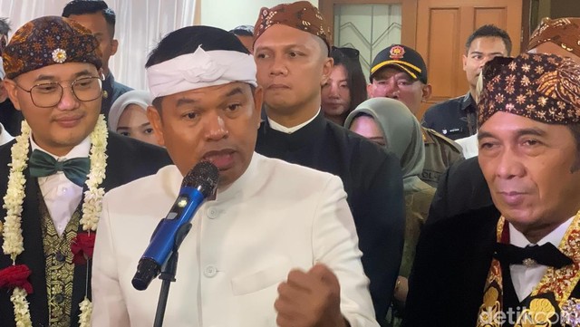 Gosip Terkini Selebriti Insertlive : Reaksi Dedi Mulyadi Disiram Air Saat Kunjungan Kerja di Bekasi