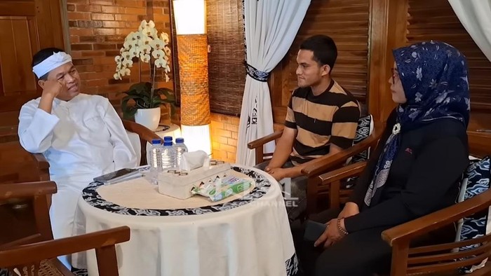 Ibu asal Lubuklinggau menemui Dedi Mulaydi minta anaknya dimasukan ke barak militer