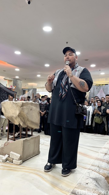 Ivan Gunawan Rilis Hijab untuk Dukung Palestina, Keuntungan Didonasikan