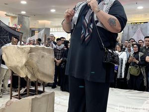 Ivan Gunawan Rilis Hijab untuk Dukung Palestina, Keuntungan Didonasikan Ivan Gunawan Rilis Hijab untuk Dukung Palestina, Keuntungan Didonasikan