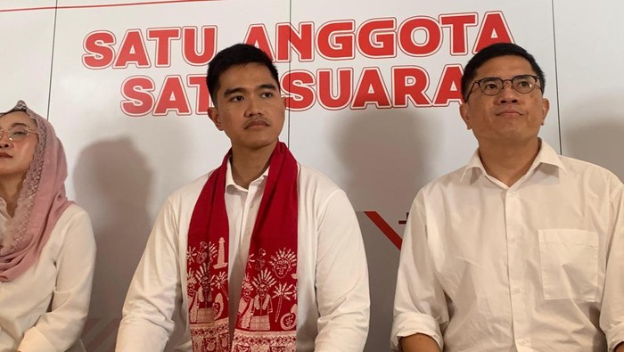 Kaesang Pangarep menyerahkan dokumen standar untuk kembali mendaftarkan diri selaku  caketum dalam ajang Pemilu Raya PSI di DPP PSI, Jakarta Pusat, Sabtu (21/6/2025).