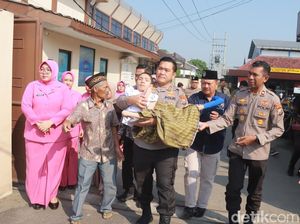 Momen Haru Kapolres Blitar Gendong Difabel Peserta Khitan Massal Momen Haru Kapolres Blitar Gendong Difabel Peserta Khitan Massal