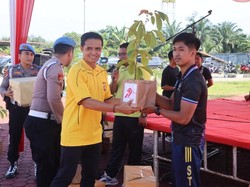 HUT Bhayangkara ke-79, Polres Rohul Beri Kado Pohon ke TNI dan Forkopimda