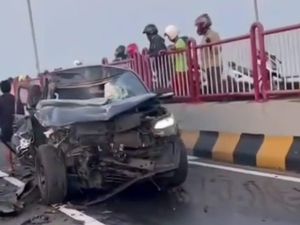 Fortuner Ringsek Tabrak Pembatas di Jembatan Suramadu, Sopir Luka Berat