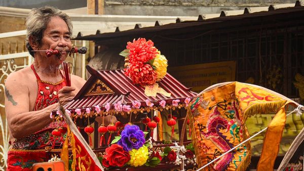 Kirab Gotong Toa Pe Kong Meriahkan HUT ke-274 Wihara Dharma Jaya