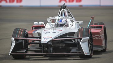 Aksi Pebalap Adu Cepat di Kualifikasi Seri Ke-11 Formula E Jakarta 2025