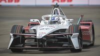 Aksi Pebalap Adu Cepat di Kualifikasi Seri Ke-11 Formula E Jakarta 2025