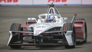 Aksi Pebalap Adu Cepat di Kualifikasi Seri Ke-11 Formula E Jakarta 2025