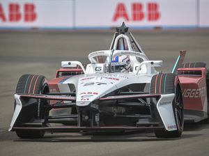 Aksi Pebalap Adu Cepat di Kualifikasi Seri Ke-11 Formula E Jakarta 2025