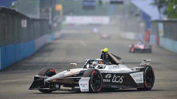 Sejumlah pembalap melaju dikala kualifikasi seri ke-11 balapan Formula E World Championship 2025 di Jakarta International E-Prix Circuit (JIEC), Jakarta, Sabtu (21/6/2025). Pembalap tim Andretti, Jake Dennis merebut posisi terdepan usai menjadi yang tercepat dengan catatan waktu 1 menit 6,713 detik, disusul pembalap tim Neom McLaren, Tayler Barnard posisi kedua dengan catatan waktu 1 menit 7,715 detik dan pembalap tim Mahindra Racing Nyck De Vries di posisi ketiga dengan catatan waktu 1 menit 1,330 detik. ANTARA FOTO/Fauzan/tom.