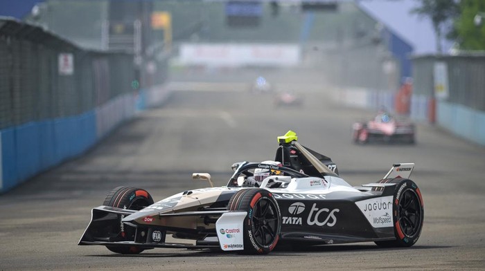 Kualifikasi seri ke-11 Formula E di Jakarta Sejumlah pembalap melaju ketika kualifikasi seri ke-11 balapan Formula E World Championship 2025 di Jakarta International E-Prix Circuit (JIEC), Jakarta, Sabtu (21/6/2025). Pembalap tim Andretti, Jake Dennis merebut posisi terdepan usai menjadi yang tercepat dengan catatan waktu 1 menit 6,713 detik, disusul pembalap tim Neom McLaren, Tayler Barnard posisi kedua dengan catatan waktu 1 menit 7,715 detik dan pembalap tim Mahindra Racing Nyck De Vries di posisi ketiga dengan catatan waktu 1 menit 1,330 detik. ANTARA FOTO/Fauzan/tom.