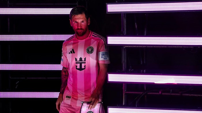 Lionel Messi ATLANTA, GEORGIA - JUNE 19: Lionel Messi #10 of Inter Miami CF walks out of the tunnel prior to the FIFA Club World Cup 2025 group A match between Internacional CF Miami and FC Porto at Mercedes-Benz Stadium on June 19, 2025 in Atlanta, Georgia. (Photo by Patrick Smith - FIFA/FIFA via Getty Images)