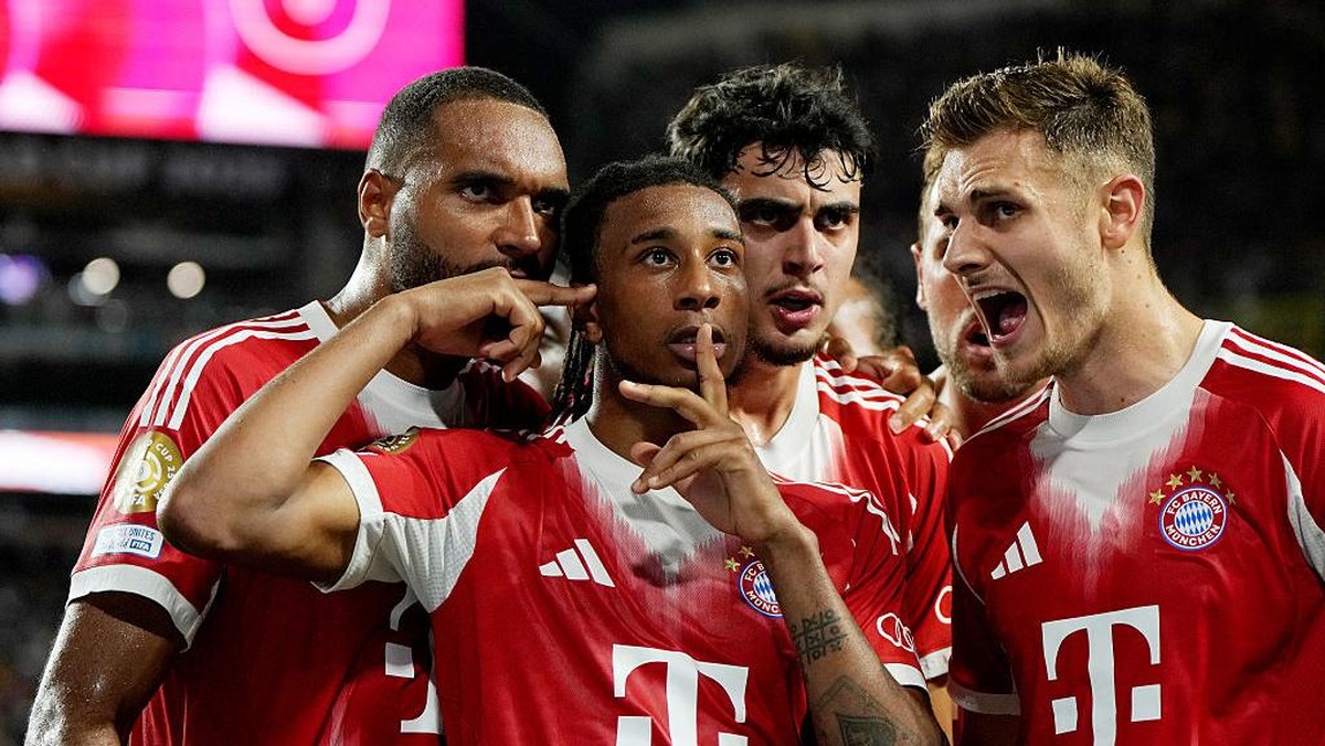 Michael Olise (tengah) merayakan gol kedua Bayern. Foto: FC Bayern via Getty Images/S. Mellar