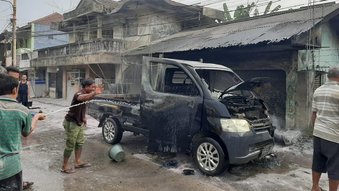 Mobil berjenis pikap terbakar di Pasar Cicangkal, Rumpin, Kabupaten Bogor, Jawa Barat. Kendaraan itu disangka terbakar akhir korsleting jaringan listrik. (dok Istimewa) Mobil berjenis pikap terbakar di Pasar Cicangkal, Rumpin, Kabupaten Bogor, Jawa Barat. Kendaraan itu disangka terbakar akhir korsleting jaringan listrik. (dok Istimewa)