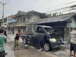 Mobil Pikap di Bogor Terbakar Akibat Korsleting, Pengemudi Terluka