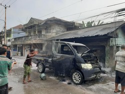 Mobil Pikap di Bogor Terbakar Akibat Korsleting, Pengemudi Terluka