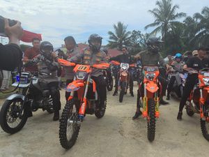Momen Kebersamaan Kapolda Riau dan UAS: Dari Tanam Pohon hingga Motoran Momen Kebersamaan Kapolda Riau dan UAS: Dari Tanam Pohon hingga Motoran