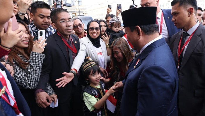 Momen Prabowo berjumpa  anak WNI di Rusia dan diminta belikan Lego.
