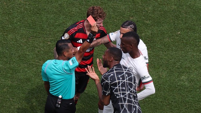 Nicolas Jackson Soccer Football - FIFA Club World Cup - Group D - Flamengo v Chelsea - Lincoln Financial Field, Philadelphia, Pennsylvania, U.S. - June 20, 2025 Chelseas Nicolas Jackson is shown a red card by referee Ivan Barton REUTERS/Evelyn Hockstein