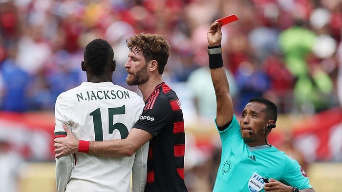 PHILADELPHIA, PENNSYLVANIA - JUNE 20: Nicolas Jackson #15 of Chelsea FC is shown a red card by referee Ivan Barton during the FIFA Club World Cup 2025 group D match between CR Flamengo and Chelsea FC at Lincoln Financial Field on June 20, 2025 in Philadelphia, Pennsylvania. (Photo by Carl Recine - FIFA/FIFA via Getty Images)