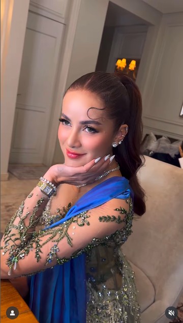 Gaya Olla Ramlan Pakai Kebaya dan Celana di Acara Ngunduh Mantu Al Ghazali