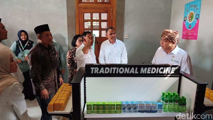 Menkop Budi Arie Setiadi meninjau produk koperasi merah putih Desa Dawuhan, Kecamatan Banyumas, Kabupaten Banyumas yang gres saja diresmikan, Sabtu (21/6/2025).