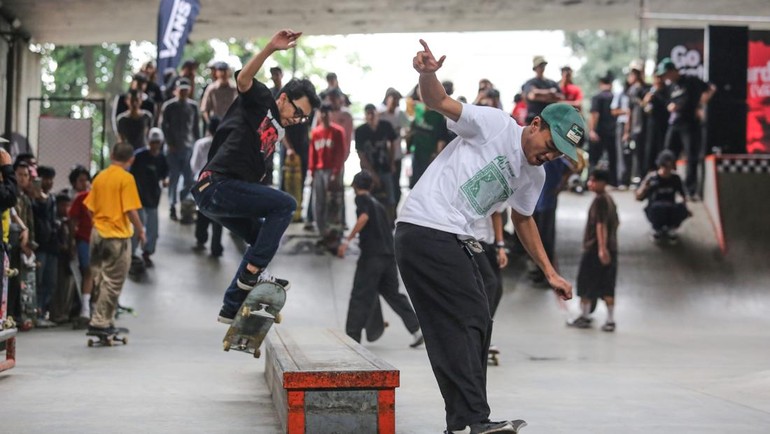 Sejumlah skater menunjukkan aksi mereka saat memperingati Go Skateboarding Day di Slipi Skate Park, Jakarta, Sabtu (21/6/2025). ANTARA FOTO/ASPRILLA DWI ADHA