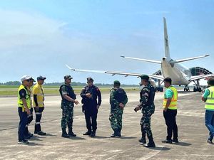 Potret TNI Periksa Pesawat Mendarat Darurat di Kualanamu gegara Ancaman Bom Potret TNI Periksa Pesawat Mendarat Darurat di Kualanamu gegara Ancaman Bom